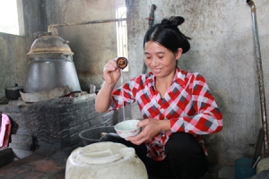 Cách “rê rượu” đơn giản mà đo được độ cồn chính xác nhờ kinh nghiệm của người rê. Ảnh: VGP/Việt Hòa